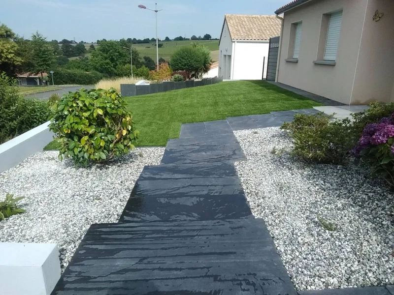 Gazon synthétique et allée ardoise