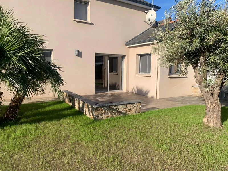Mur stone panel avec dessus ardoise 