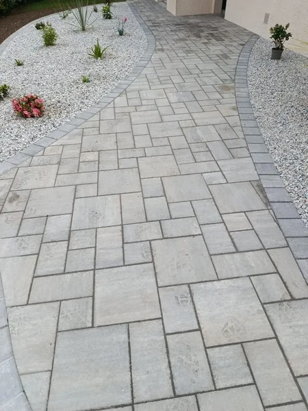 Pavage avec pavés Khann calcaire coquillés 4 formats